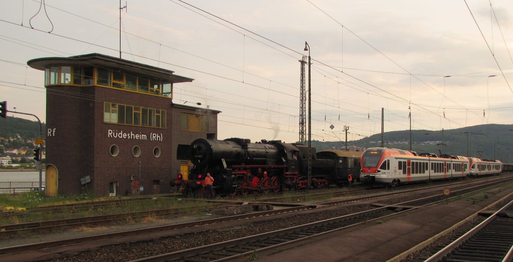 HE 52 4867 neben VIAS 305 im Bf Rdesheim (Rhein); 02.07.2011