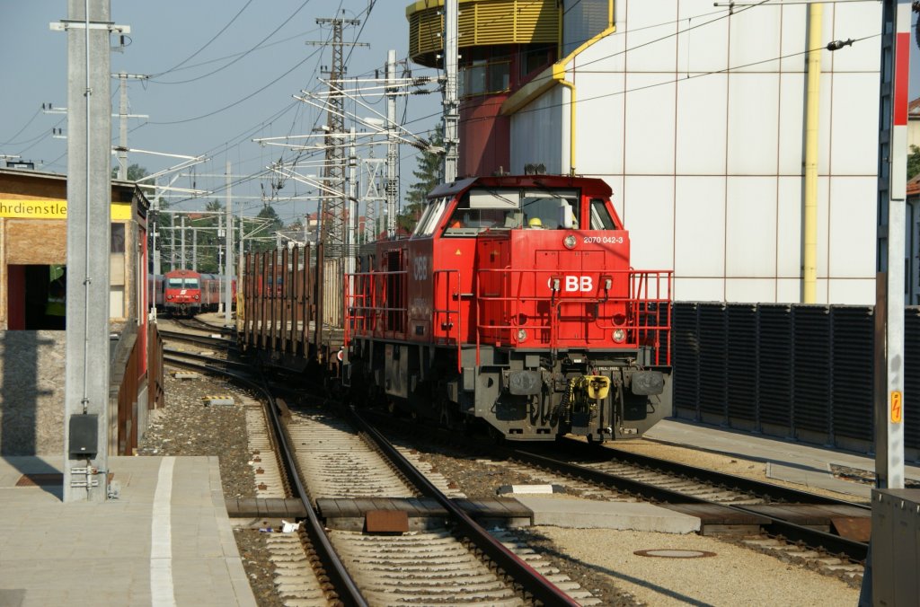  Hector  2070 042 befindet sich gerade auf einer Verschubfahrt als sie mir St.Plten HBF vor die Linse fhrt. 30.6.2010