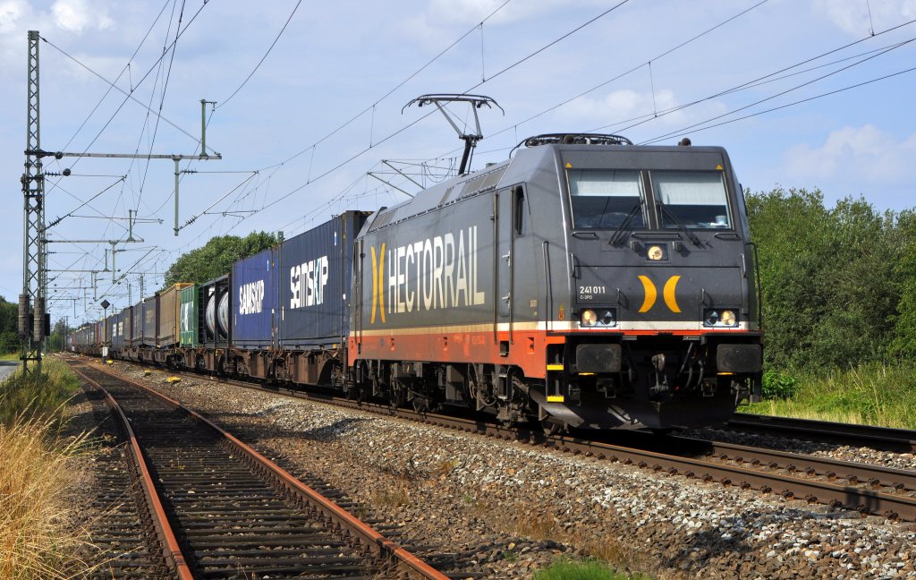 Hector Rail 241 011  C-3PO  befindet sich am 03.08.13 in Diepholz mit einem  KLV-Zug auf dem Weg in Richtung Osnabrück. 