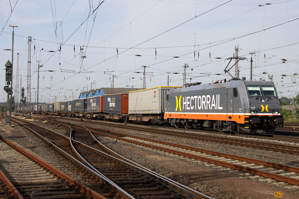 Hectorrail 241 012-2 zieht einen Containerzug durch Osnabrck HBF am 18.06.2013