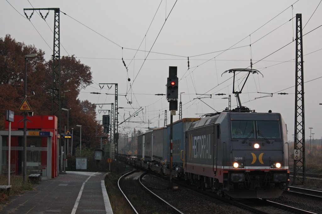 Hectorrail 241.010  Yoda  am 16.11.12 mit einem KLV in Duisburg-Bissingheim.