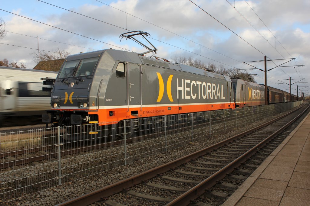 Hectorrail 241.011 und 241.002 als dobbeltraktion wird von IC3 berholt, Ejby (Dnemark) 24 febr 2012