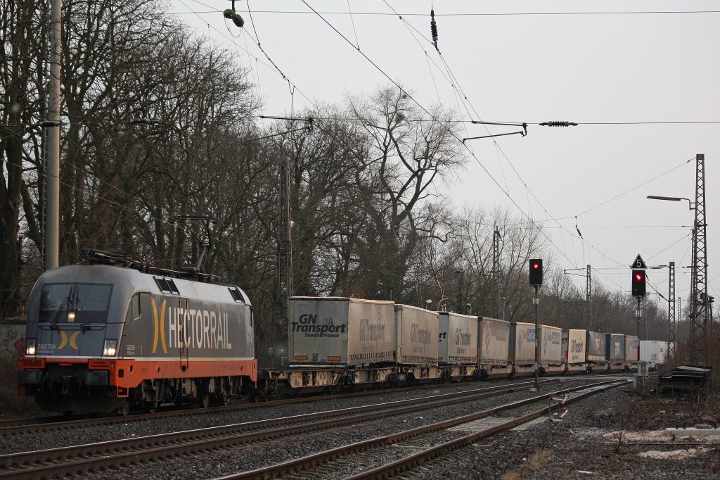 Hectorrail 242.516  Ferdinand  am 22.2.13 mit einem KLV in Ratingen-Lintorf.
Gru an den Tf!