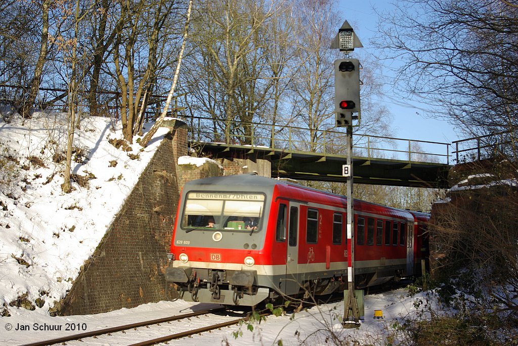 Heidebahntriebwagen 628 609 unterquert aus Buchholz(Nordheide) kommend die ehemalige Bahnstrecke Buchholz - Bremervrde auf dem Weg nach Bennemhlen. Interessant ist das die DB wohl Probleme mit den Umlauten hat. 

 Jan Schuur 2010