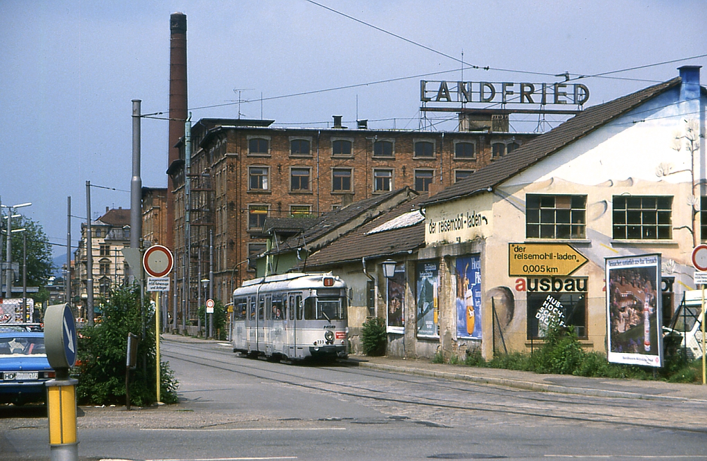 Heidelberg Tw 233 mit einer auffllig unaufflligen Ganzreklame ist soeben vom Bahnhof in die Karl Metz Strae in Richtung Btf eingebogen, 31.05.1986.