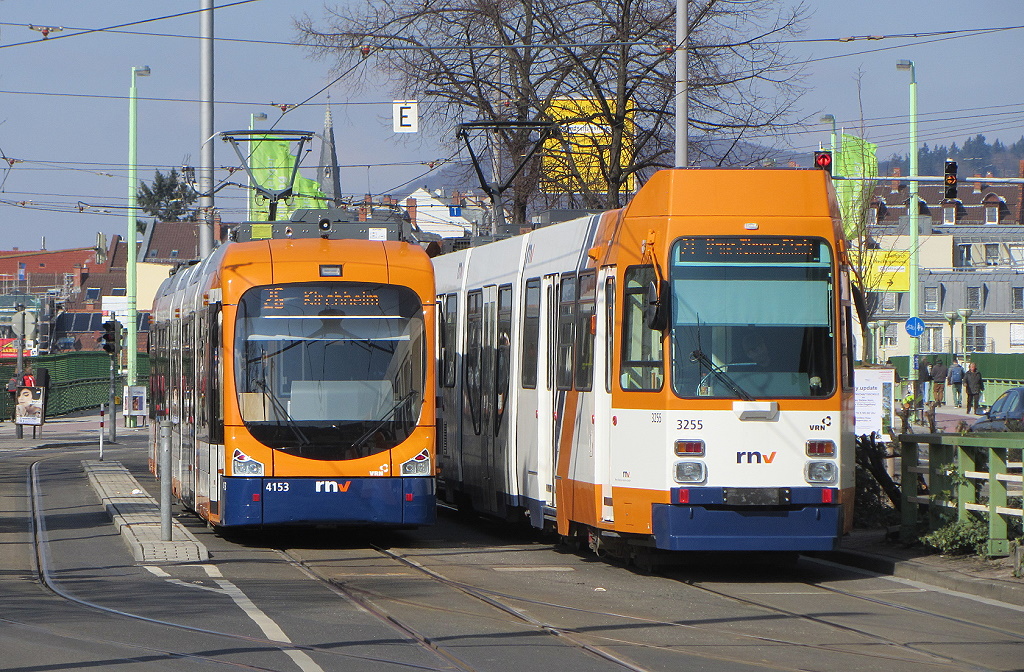 Heidelberg Tw 4153 und 3255 in der Wendeanlage am Bismarckplatz im Verlauf der Sofienstrae, 15.03.2013.