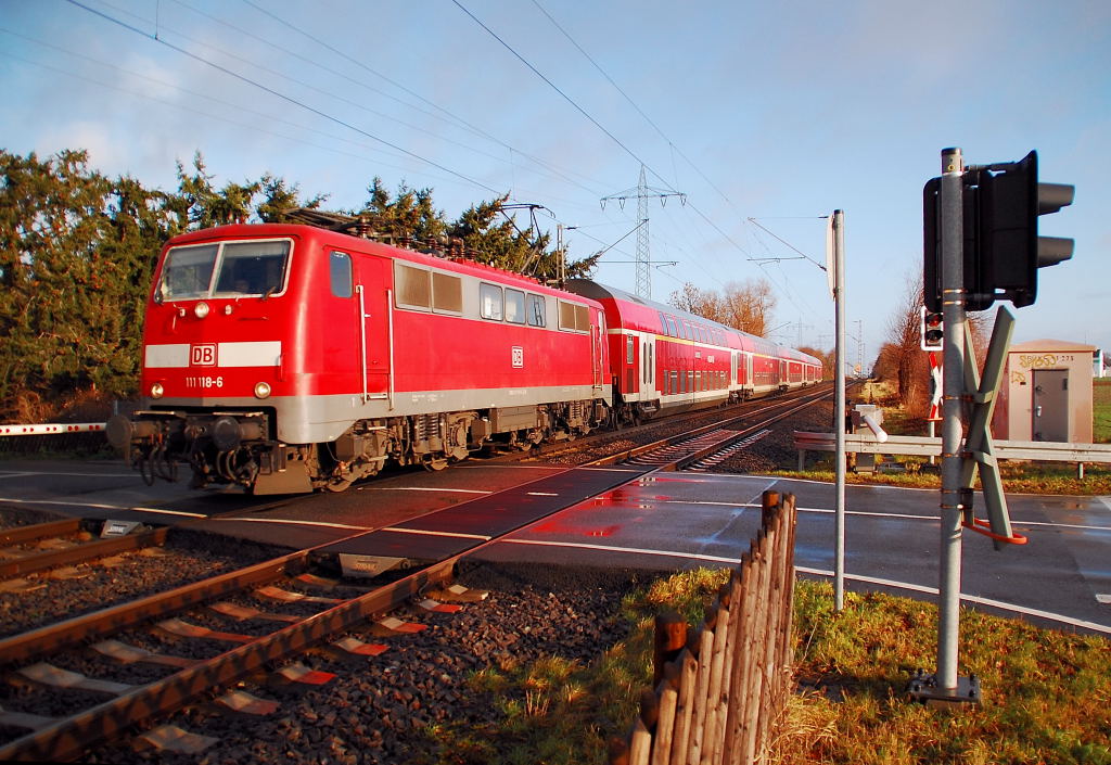 Heiligabend war die 111 118-6 mit einem RE4 Dostock bei Herrath am B� zu sehen. Bald ist die Fuhre in Erkelenz am Bahnhof angekommen und Aachen Hbf kommt auch in Sicht. 24.12.2011