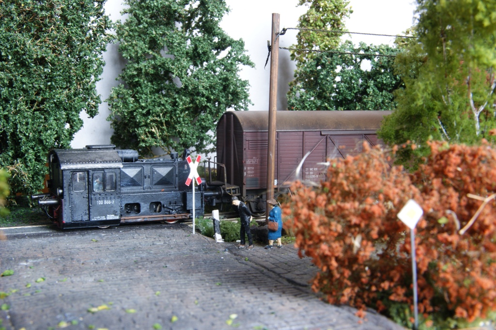 Heinz und Hilde treffen beim Spaziergang am bergang auf die Anschlubedienung. Aufgenommen am 16. April 2010.