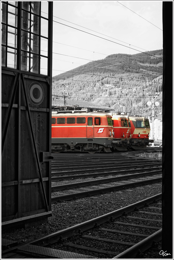 Heizhaus Selzthal - Colorkey der E-Loks 1142 682 + 1144 040 + 1144 092 beim pr�sentieren auf der Drehscheibe.(An diesem Tag �ffentlich zug�nglich) 
26.5.2012

