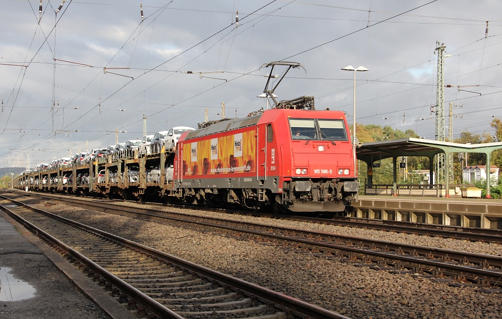  Heizl-Profi  mit Autos am Haken. 185 586-5 mit Autotransportzug in Fahrtrichtung Sden. Aufgenommen am 07.10.2011.
