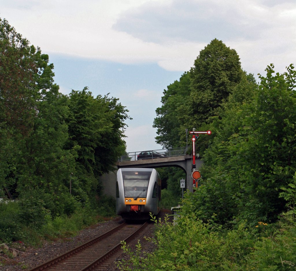 Hellertalbahn (mit Stadler GTW 2/6) am 03.06.2011 in Herdorf kurz nach der Brcke Homscheidstrae. Sie kommt vom Bf Herdorf und fhrt Richtung Betzdorf. Mit einen freundlichen Gru an den TF zurck.