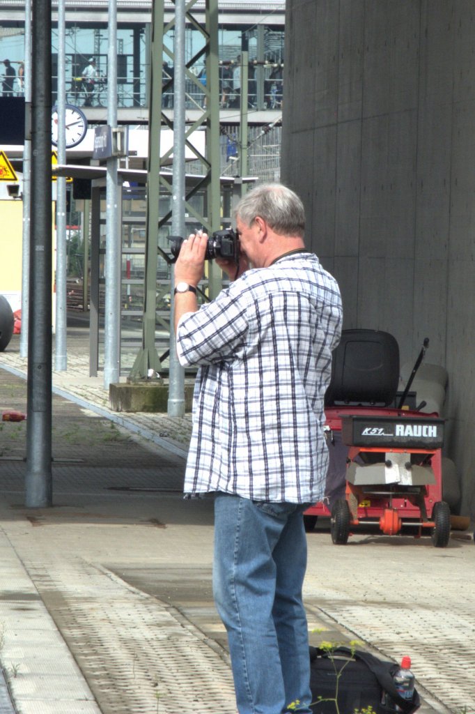Helmut Ohnef bei der Arbeit, im Hintergund parkt immer schnell griffbereit sein Rolator :)
