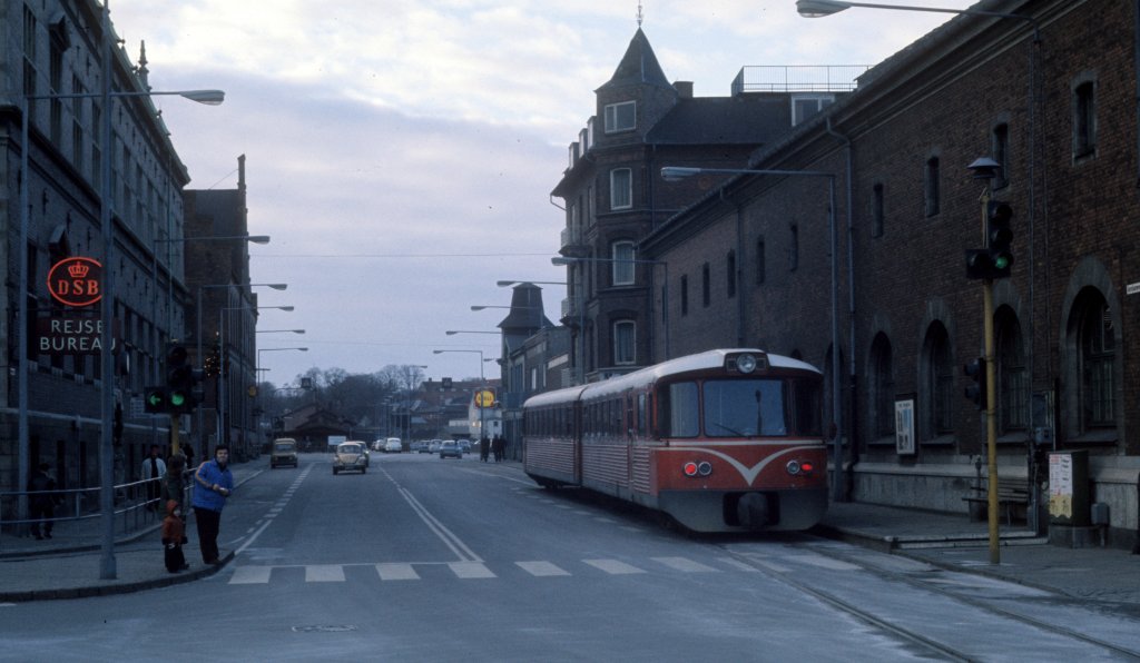 Helsingør am 25. Dezember 1975: Ein Triebzug (Ym+Ys) der Helsingør-Hornbæk-Gilleje-Banen (HHGB) hält an der Endstation in der Strasse (Jernbanevej (: Bahnweg)) zwischen dem DSB-Bahnhof Helsingør und dem Zollamt. - Die Züge der  Lokalbanen , die heute die Strecke der HHGB übernommen haben, enden direkt am Bahnsteig (Gleis 4) im DSB-Bf mit direktem Anschluss an die DSB-Züge in Richtung Kopenhagen Hauptbahnhof.