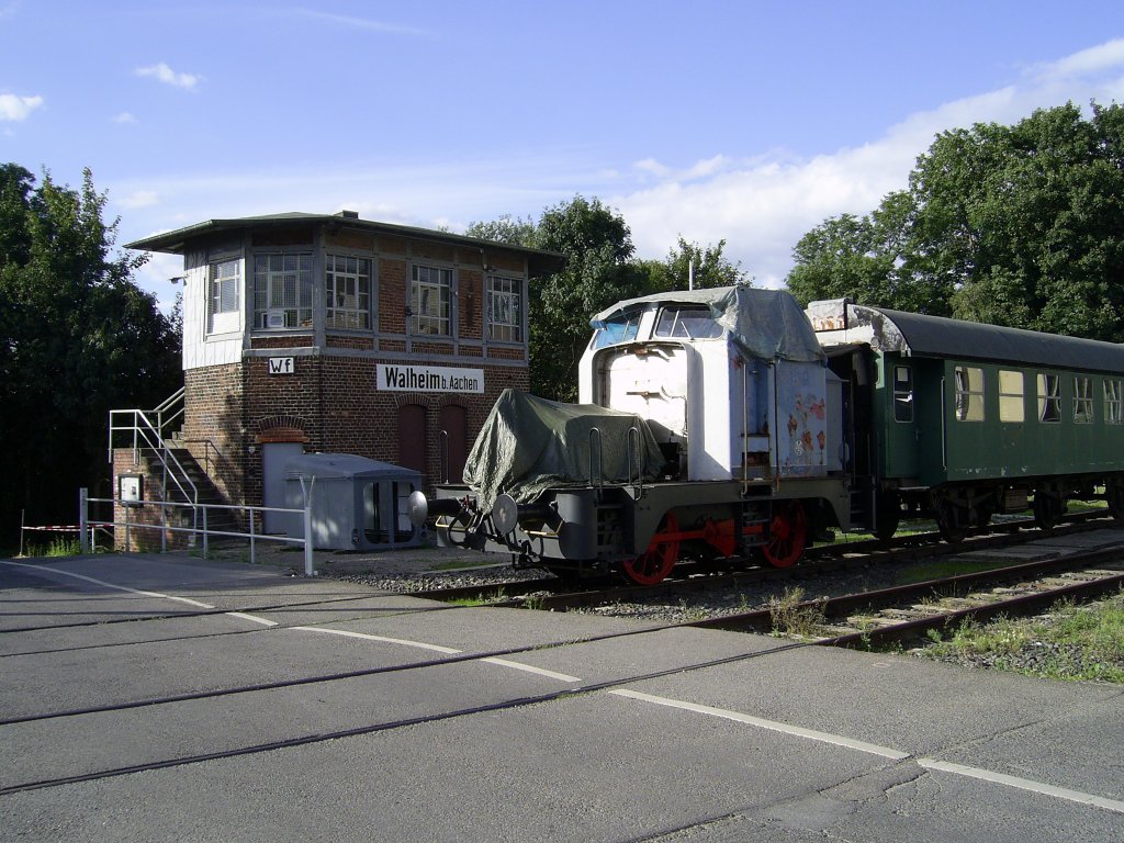 Henschel DH 240 und Das Walheimer Stellwerk der Eisenbahnfreunde Grenzland am Abend des 16.08.2012.
Momentan wird die Lok Aufgearbeitet, dahinter unser  Vereinsheim  der B3yg