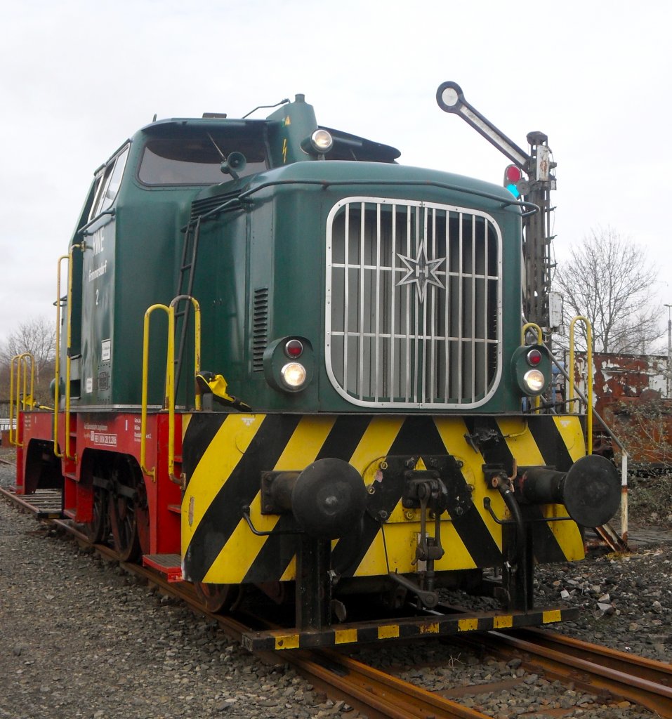 Henschel DH440.Das Baujahr war 1956; die Fabriknummer trug 26748 und fr�her konnte man sie im RWE Werk in Frimmersdorf bewundern, wo sie die Loknummer 2 trug.SIe ist noch eine der letzten Vertreterinnen ihrer Art! Gesehen am 13.2.11.