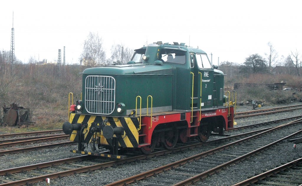 Henschel DH440.Das Baujahr war 1956; die Fabriknummer trug 26748 und fr�her konnte man sie im RWE Werk in Frimmersdorf bewundern, wo sie die Loknummer 2 trug.SIe ist noch eine der letzten Vertreterinnen ihrer Art! Gesehen am 13.2.11.