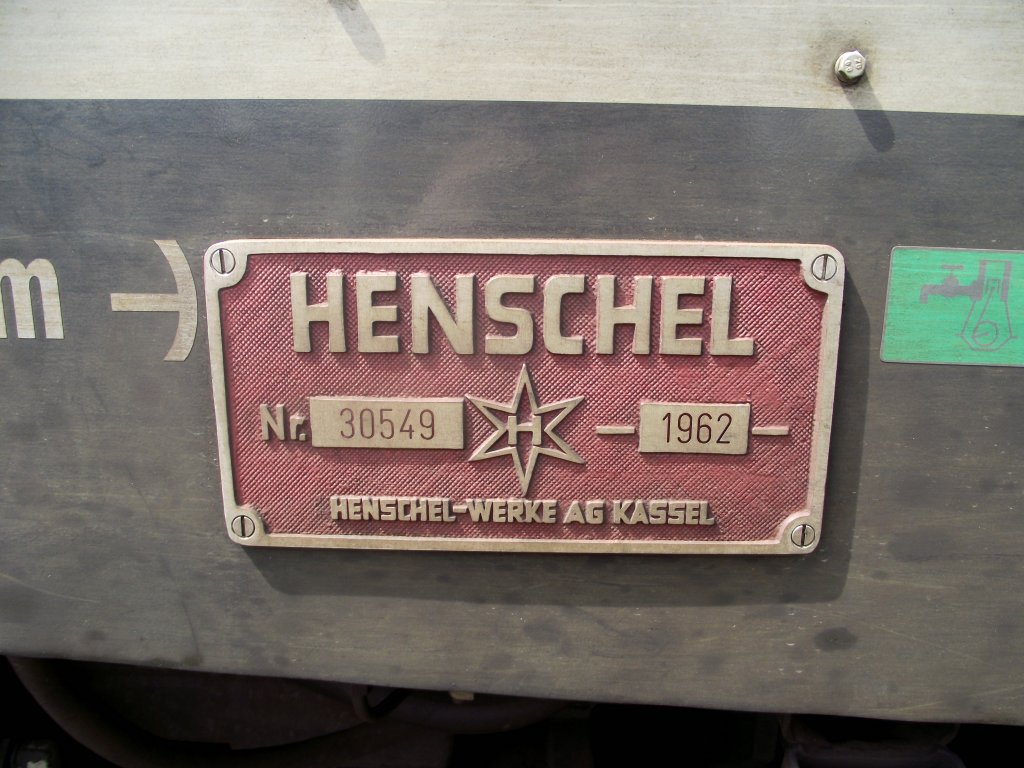 Henschel Fabrikschild von 211 200-1 am 11.05.13 in Darmstadt 