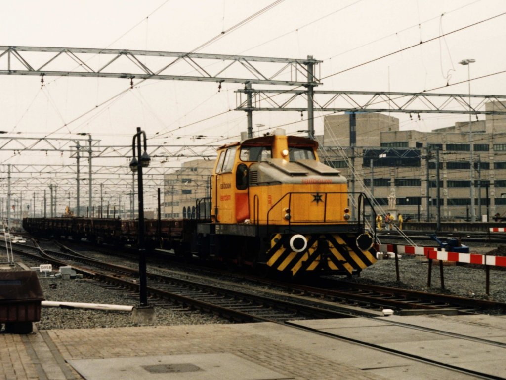 Henschel-Lok von Railbouw Leerdam mit einem Bauzug auf Bahnhof Utrecht CS am 19-12-1995. Bild und scan: Date Jan de Vries.