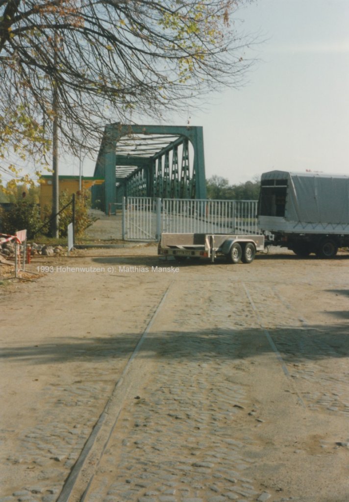 Herbst 1993 Hohenwutzen, von Saldern Brcke. Nicht mehr lange und Kfz knnen die - jetzt Oderbrcke - wieder berqueren. Gleisreste erinnerten noch an die Kleinbahn Freienwalde - Zehden. Heute sind auch sie verschwunden.