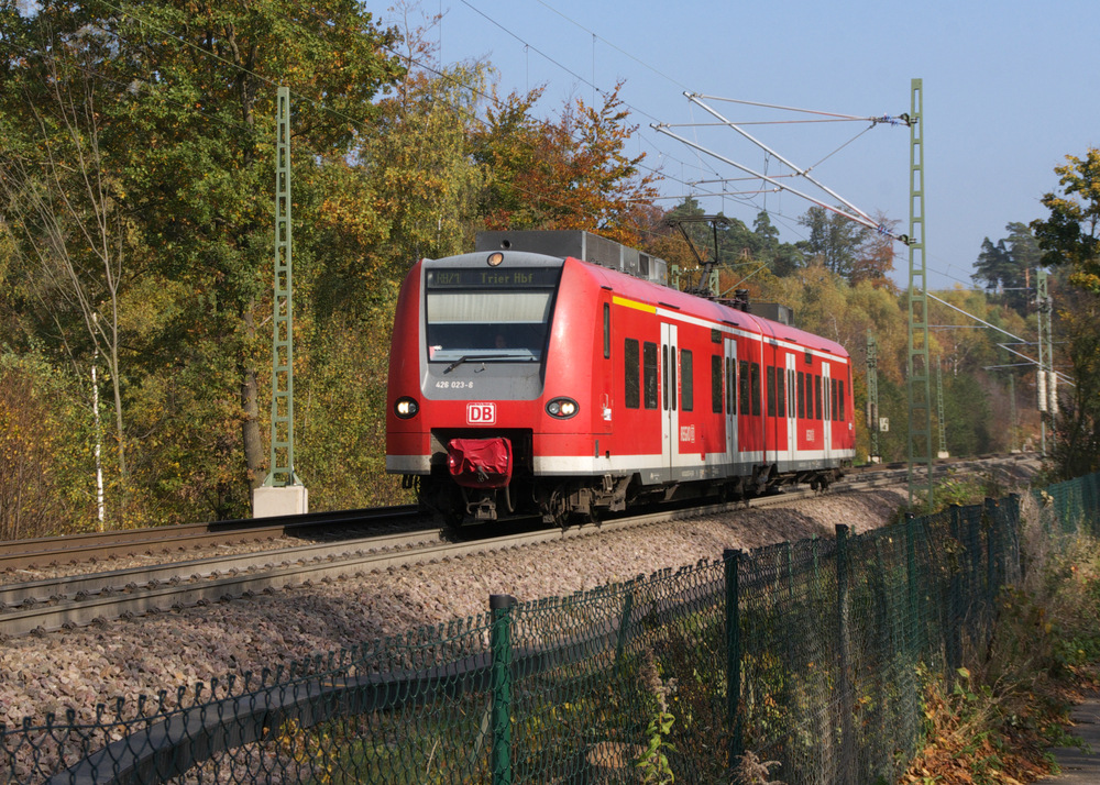 Herbst an der KBS 670 - Damit es den Betrachtern im Forum nicht langweilig wird machten wir uns am 23.10.2012 auf, um neue Photostandorte zu erkunden. Ich forschte in Google Earth und der auserwhlte Standort hielt was wir uns erhofft hatten.

Wir waren in St. Ingbert an der KBS 670 Saarbrcken - Mannheim.

Ein Fuweg ging entlang der Strecke und wir wanderten bis zu einer Fugngerbrcke ber die KBS 670 zwischen St. Ingbert und Rohrbach.

Zwischen Rohrbach und St. Ingbert wird seit Monaten eingleisig gefahren. Sttzmauern werden an einer Bschung errichtet. 426 023-8 als RB 71 Homburg-Saar nach Trier durchfhrt den Baustellenabschnitt.

Zu dieser Zeit um 14.00 Uhr reicht ein Mini Quietschie aus, um das Fahrgastaufkommen zu bewltigen, zumal zwischen Rohrbach und Saarbrcken Hbf noch die RB 68 aus Pirmasens und zwischen St. Ingbert und Dillingen-Saar die Entlaster RB 71 eingesetzt sind.

Dadurch entsteht eine ziemlich Hohe Taktfolge besonders zwischen St. Ingbert und Dillingen-Saar.
Bahnstrecke 3250 Saarbrcken - Homburg 