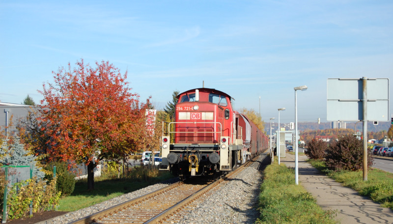 Herbst mit der 294: Am heutigen 3. November 2011 nutzte ich mal das schne Wetter, um nach Dettingen an die Teckbahn zu fahren. Dort nahm ich mir vor, den morgendlichen Gterzug nach Oberlenningen aufzunehmen. Bespannt wurde der Zug heute von 294 721-6 an der Spitze und einer unbekannten Schwesterlok am Zugschluss. Die Aufnahme entstand kurz vor dem Bahnhof Dettingen.