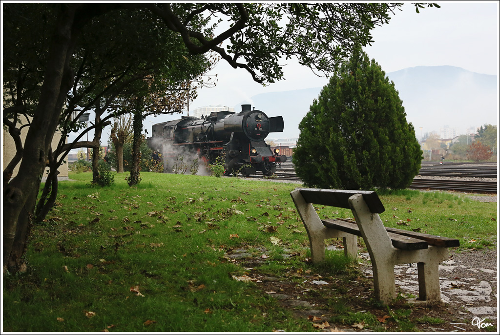 Herbst in Slowenien - SZ 33-037 wartet in Nova Gorica auf die Retourfahrt nach Jesenice. 
10.11.2012