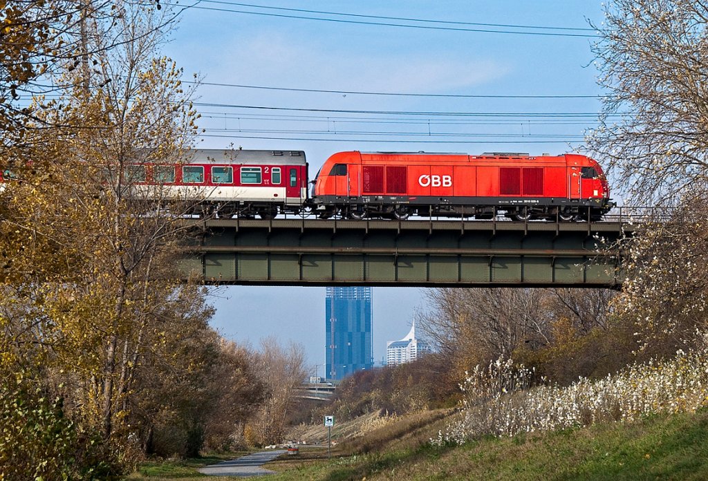 Herbst in Wien auf der Donauinsel: BR 2016 schiebt den REX 2513  Rubach  von Bratislava nach Wien Sdbahnhof (Ostseite). Unter der Brcke ist brigens der im Bau befindliche DC Tower (Vienna's highest level, 220 m) zu sehen. Die Aufnahme enstand am Samstag, den 10.11.2012.