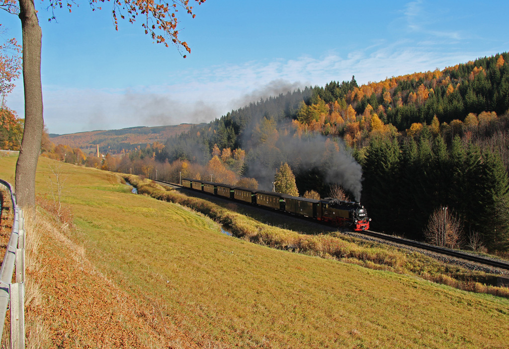Herbstdampf am Fichtelberg. Mit 99 1794-9 und der DR-Garnitur unterwegs von Cranzahl nach Oberwiesenthal, hier entlang des Phlbaches hinter Hammerunterwiesenthal, am 24.10.2012.