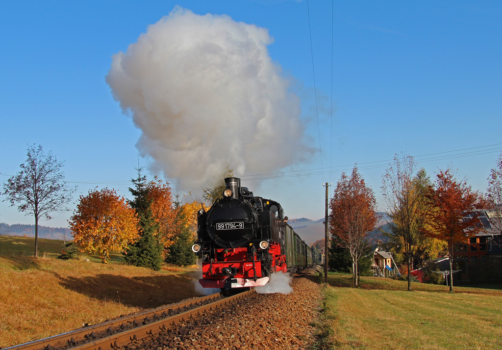 Herbstdampf am Fichtelberg. Mit 99 1794-9 und der DR-Garnitur unterwegs von Cranzahl nach Oberwiesenthal, hier in der Ortslage Neudorf, am 24.10.2012.