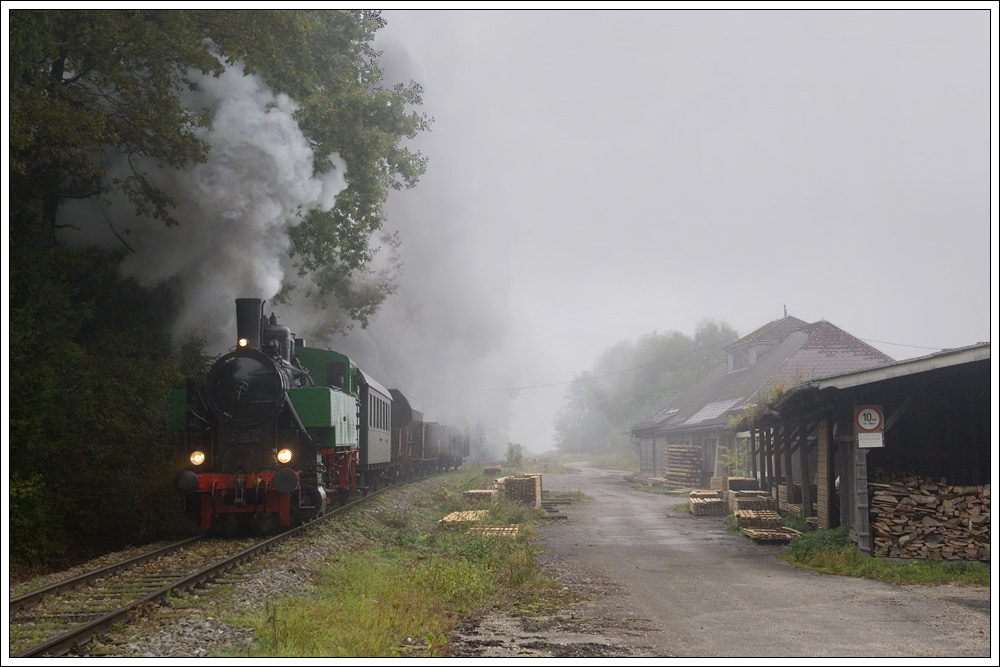 Herbstdampf und Planstrom II lautete das Motto einer Fotozugveranstaltung in �sterreich, welche vom 3.10. bis 5.10.2010 �ber die B�hne ging. Bestens organisiert von Alexander Loidl und seinem �GEG  Team gab es am ersten Tag mit der WTK 4  (�BB 392.2530 / WTK 4 - ex BB� 478.30), einen Foto GmP von Ampflwang nach Timelkam. Leider hielt sich der Nebel sehr hartn�ckig, so dass kein sonniges Foto dieses netten Zuges m�glich war. (3.10.2010 kurz vor Timelkam)