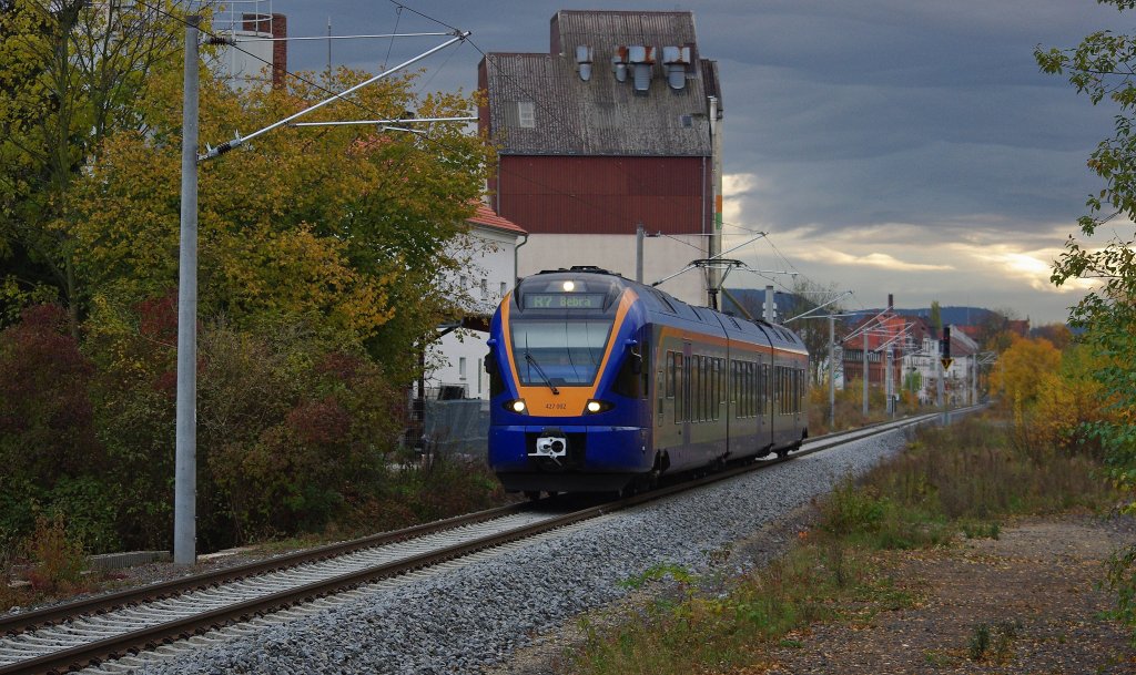 Herbstliche Stimmung auf der neuen Bahnstrecke zum Eschweger Stadtbahnhof.
427 002 als R7 hat gerade den Stadtbahnhof verlassen und setzt seine Reise weiter fort nach Bebra. Aufgenommen am morgen des 28.10.2010