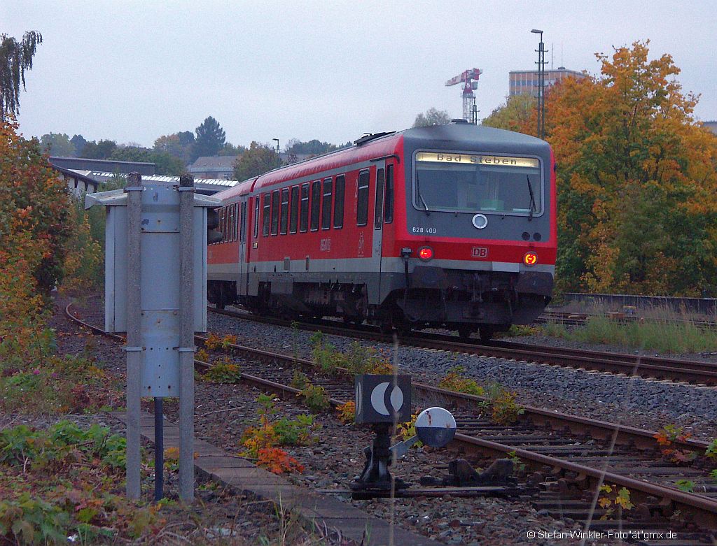 Herbstlicher Blick auf ausfahrenden 628 nach Bad Steben in Hof Hbf. Foto vom 4.10.2010.