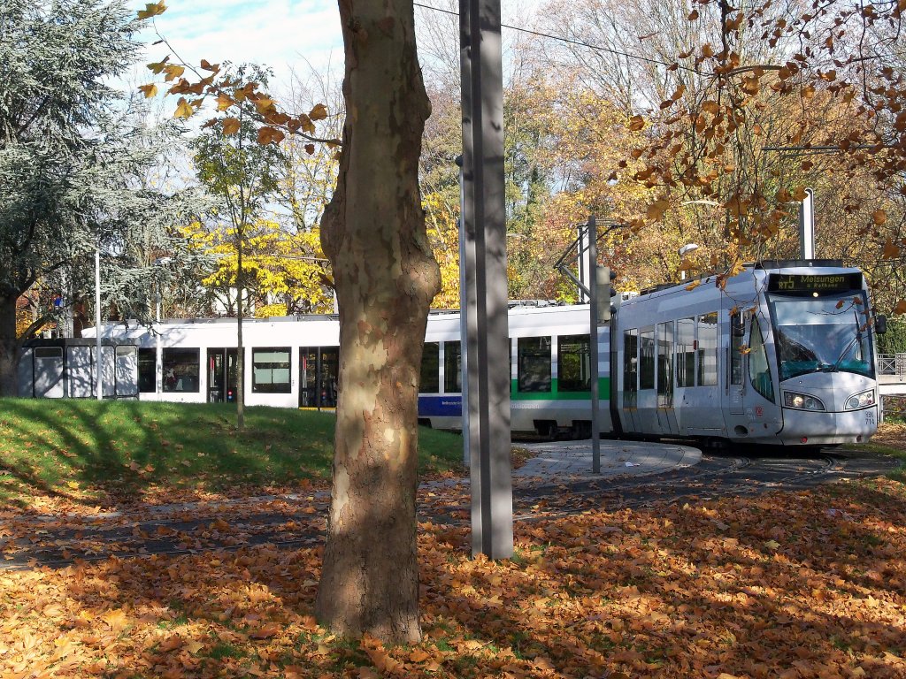 Herbstliches Flair an der Wendeschleife Leipziger Strasse (Regio-Tram 5 Richtung Melsungen, RBK 714, 4.11.2011).
