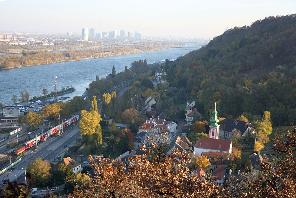 Herbstliches Kahlenbergerdorf, welches R 7164 von Wien FJB nach Krems a. d. Donau passiert. 29.10.10