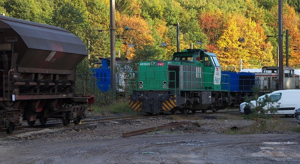 Herbststimmung in Creutzwald - La Houve - 

SNCF 461020 ist in Creutzwald abgestellt. Die G 1206 ist an die private VFLI ausgeliehen.
Sie und weitere Loks der VFLI stehen nicht im Bahnhof sondern auerhalb Richtung Falck auf dem ehemaligen Rangierbahnhof der HBL, des Bergwerkes La Houve.
Im ehemaligen Grubenbahnhof werden berwiegend Kesselwagen gewartet und instand gesetzt. Im (ehemaligen HBL) Rangierbahnhof werden Zge zusammen gestellt und die VFLI bedient von hier aus das Chemiewerk in Carling und das Kraftwerk in Carling.
Dazu wurde auch ein kleines Brogebude eingerichtet.
Auch Sand wird hier in Selbstentladewagen umgeschlagen!

Bahnlinie Bning - Falck (nur Gterverkehr) am 14.10.2011