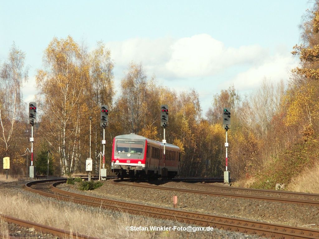 Herbststimmung in der Einfahrtkurve von Oberkotzau. Ein 628.2 kommt um die Ecke und wird Richtung Mnchberg weiter fahren...