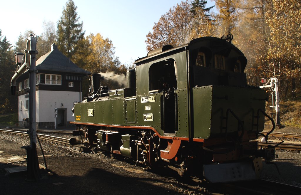 Herbststimmung mit 99 555 am 30.10.2010 in Bertsdorf. 
