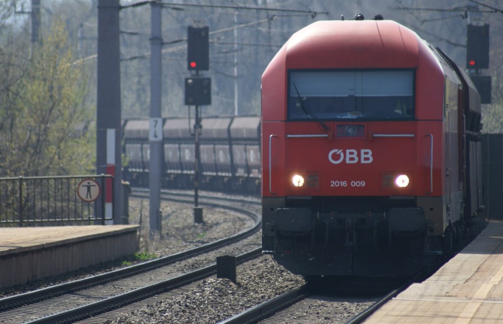 Hercules 2016 009 mit einem G�terzug bei der Haltestelle Wien Praterkai. 7.4.2010