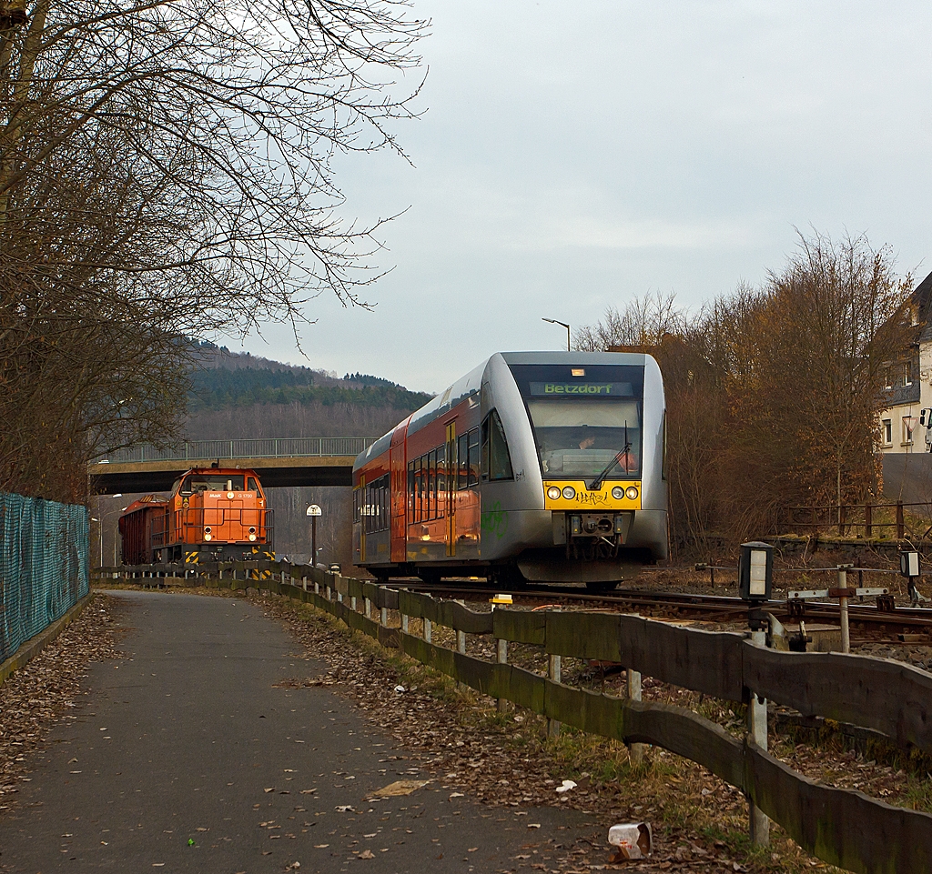 Herdorf den 07.03.2013: Links steht die Lok 42 (eine MaK 1700 BB) der KSW (Kreisbahn Siegen-Wittgenstein) mit einem Gterzug, auf dem KSW Ragierbahnhof, zur bergabefahrt nach Betzdorf bereit. Recht ber die KBS 462 (Hellertalbahn) kommt ein Stadler GTW 2/6 der Hallertalbahn GmbH und fhrt gleich in den Bahnhof Betzdorf/Sieg ein.