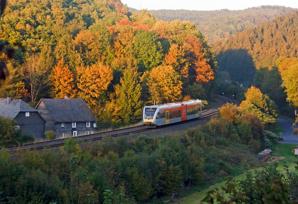 Herdorf-Sassenroth am 03.Okt.2011: Ein GTW 2/6 der Hellertalbahn fhrt Richtung Betzdorf.