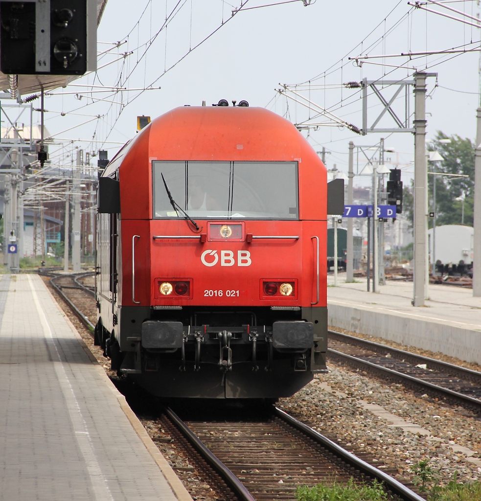 Herkie klappt die hrchen auf. 2016 021-5 beim Umsetzen im Bahnhof Wien Meidling. Aufgenommen am 03.07.2012.