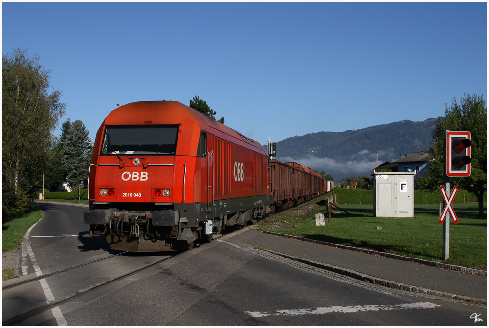 Herkules 2016 048 fhrt mit einem Holzleerzug von Pls nach Zeltweg. 
Zeltweg 13.9.2011