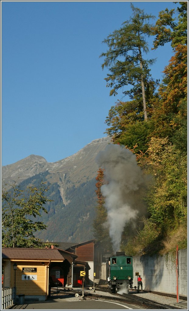 Herrlich und nicht all zu arg dampft und raucht am morgen die BRB Lok 6 in Brienz.
1. Oktober 2011