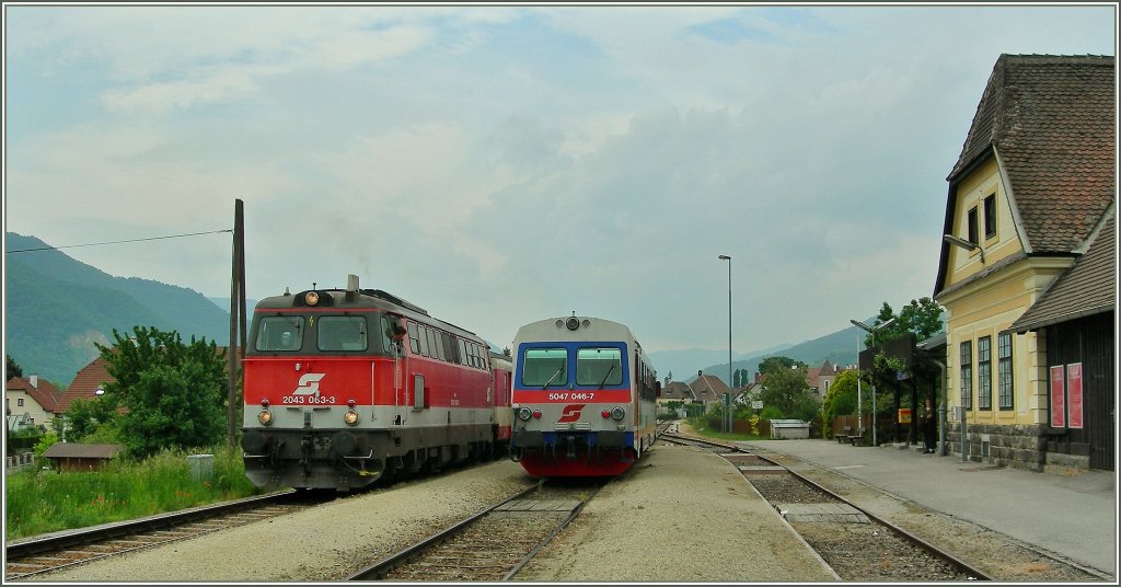 Herrlich schlichte Nebenbahnambiente in Spitz an der Donau: 2043 063-6 mit EZ Richtung Krems und der zwischen Krems und Spitz pendelnde 5047 046-7 am 5. Mai 2008. 