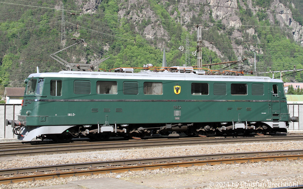 Herrlich wieder einmal eine gepflegte Ae 6/6 11402 in Erstfeld am 7. Mai 2011.