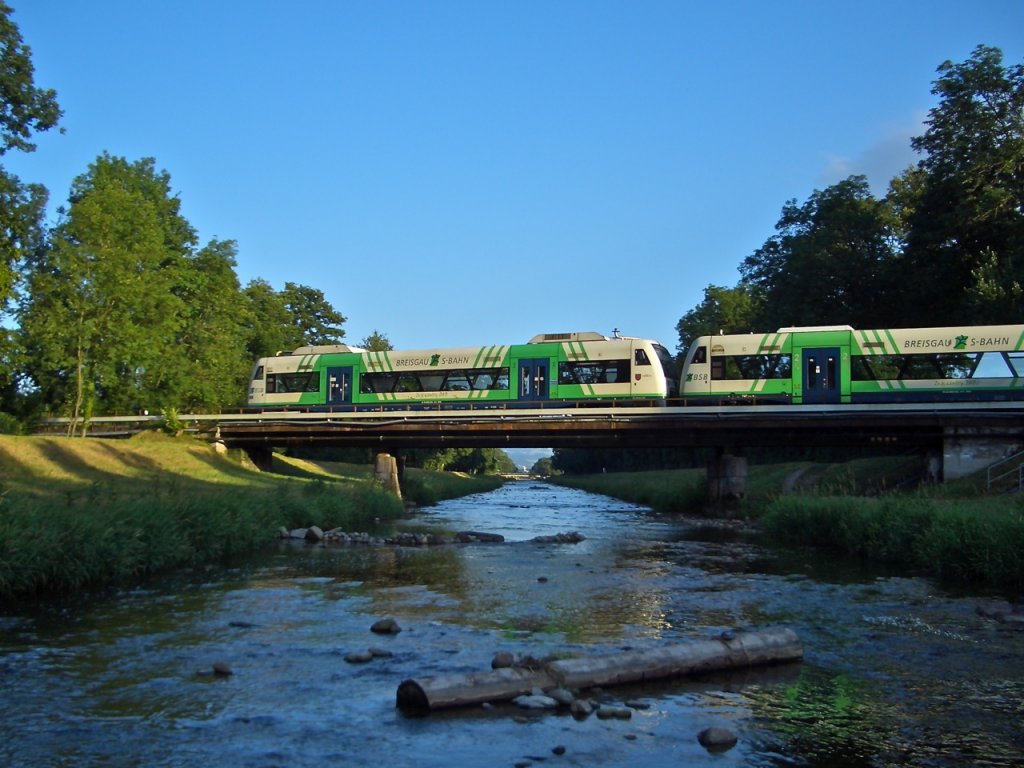 Herrlicher Sommertag: 2 BSB Br 650 auf der Dreisambrcke bei Hugstetten. Von Breisach nach Freiburg 