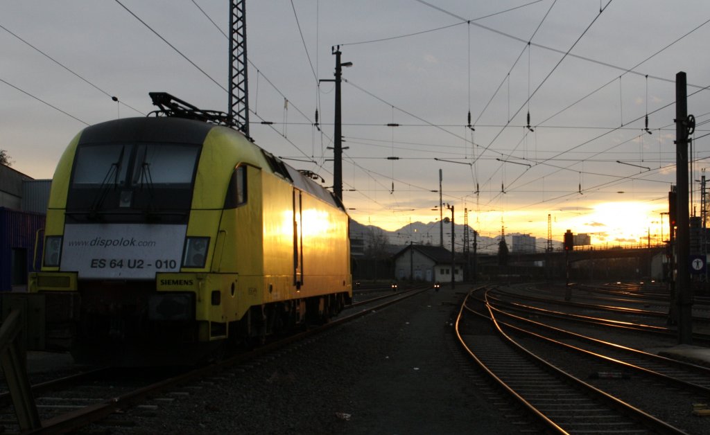 Herrlicher Sonnenuntergang im Winter in Kufstein. Die letzten Sonnenstrahlen scheinen am 4.12.2011 auf die Dispolok 182 510-8, abgestellt im Bahnhof Kufstein.