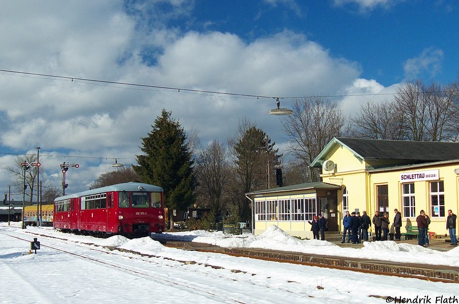 Herrlichste Winterwetter herrschte am 27.02.2010 in Schlettau. Vor dem Bahnhofsgebude wartet 172 171 auf die Weiterfahrt nach Annaberg.