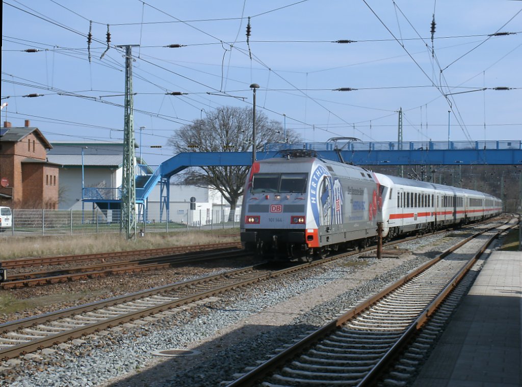  Hertha  101 144 vor dem Steuerwagen,vom IC 2213 Binz-Suttgart,am 15.April 2012,bei der Einfahrt in Bergen/R�gen.
