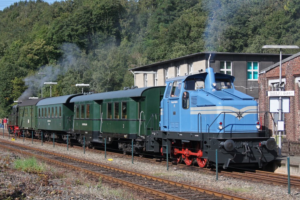 Hespertal Bahn Lok V1 am 18.9.10 mit einem Sonderzug in Bochum-Dahlhausen.Der Zug fuhr zum S-Bahnhof Bochum-Dahlhausen und am Ende schob die Dampflok der Hespertal Bahn